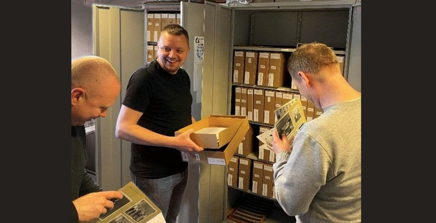 Tre frivillige fra Lem Lokalarkiv